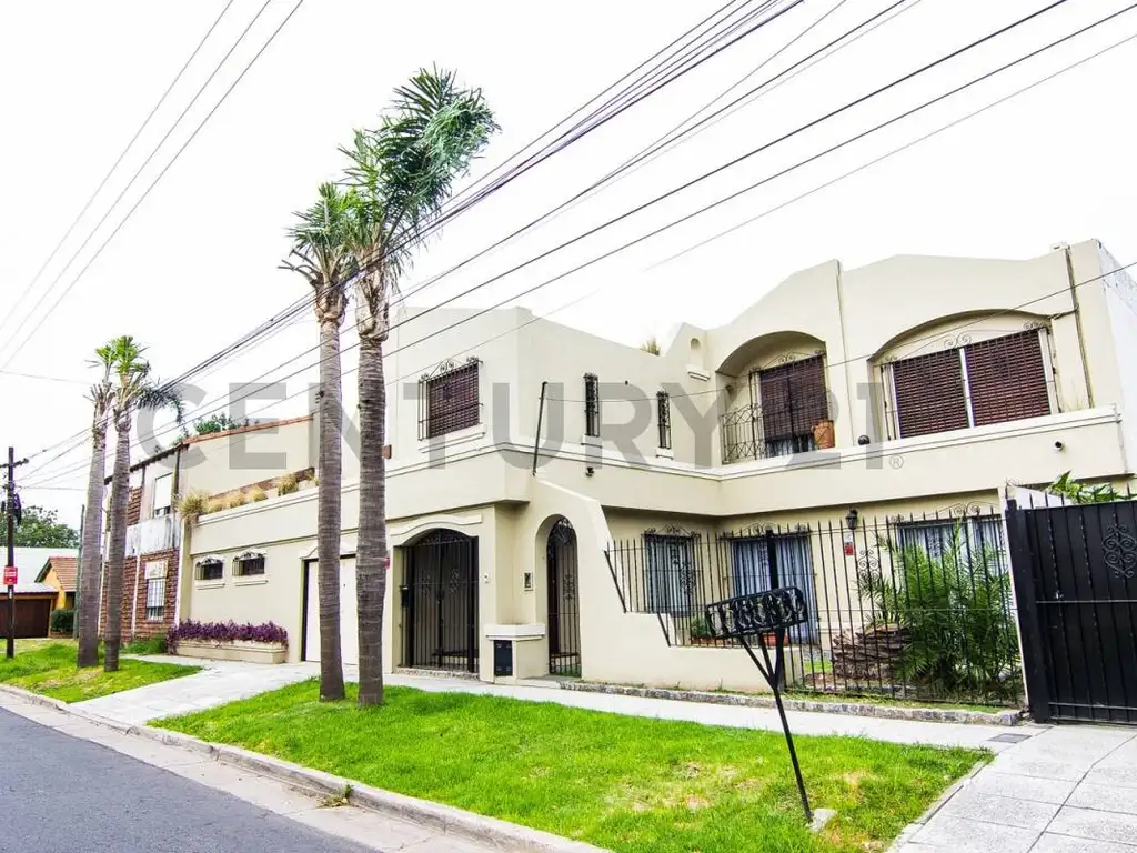 Venta Casa Dormitorios A Os M Cocheras Tucuman