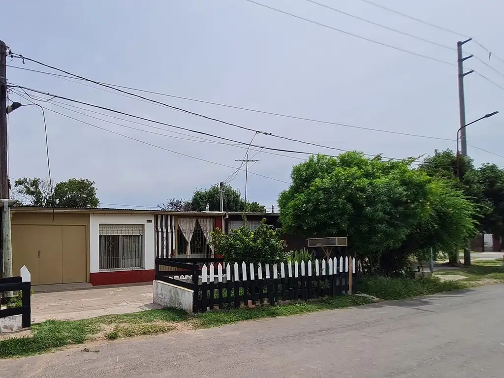 Venta Casa Dormitorios A Os M Cochera Avenida Croacia