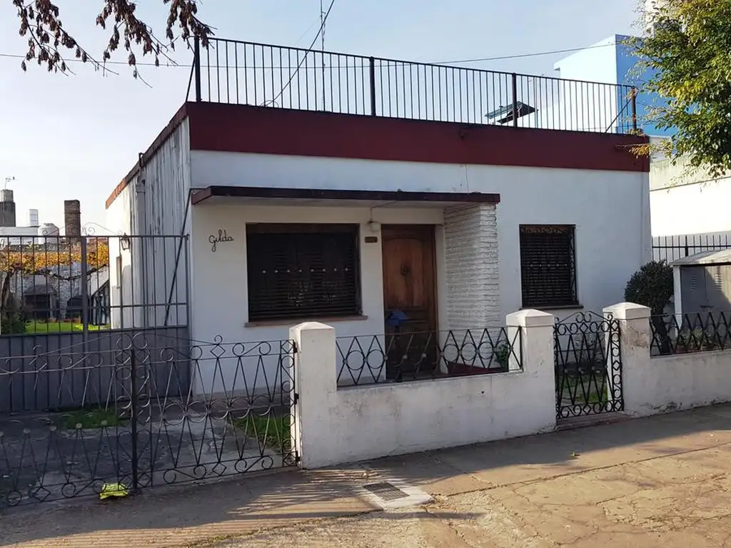 Venta Casa 2 dormitorios 50 años 1 cochera 150m2 Primera Junta 2300