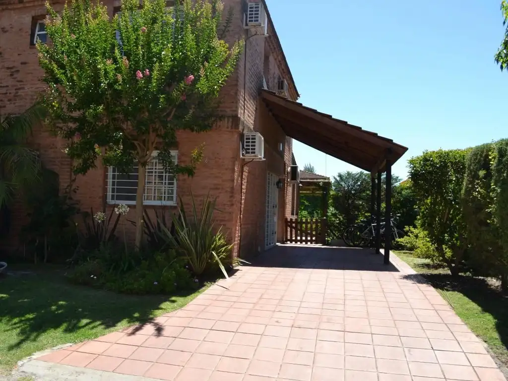 Venta Casa Dormitorios A Os Cocheras M Champagnat