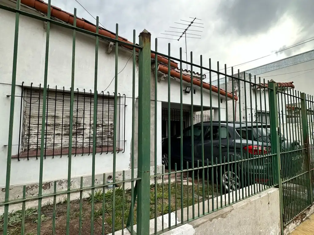 Casa Venta 5 ambientes 44 años 162m2 1 cochera Los Olivos 500 Moron