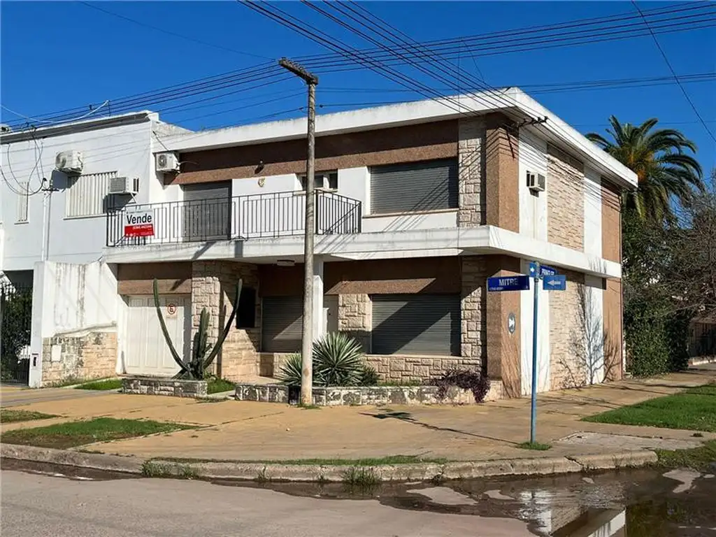 Casa Venta 45 años 3 dormitorios 245m2 1 cochera Calle 18 Esquina 13