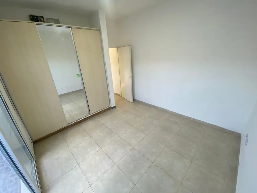 Venta Casa 12 años 2 dormitorios 107m2 1 cochera Juan Navarro 1800