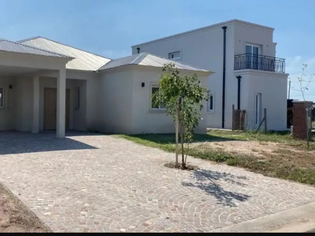 Alquiler Casa A Estrenar 3 Dormitorios 180m2 3 Cocheras Santa Lucia