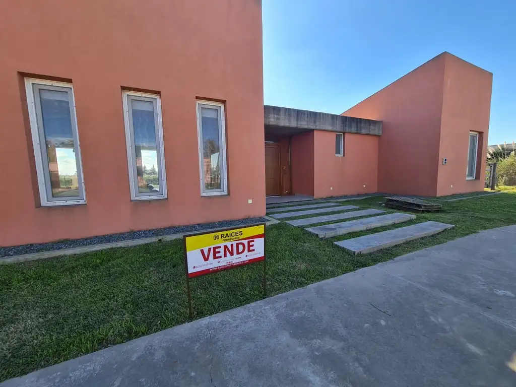 Venta en Barrio La Elina, Comarcas de Luján. Casa en lote de 2000 m2