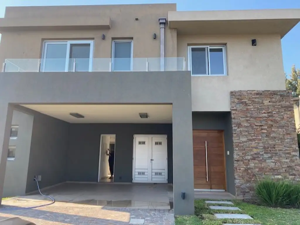 Hermosa Casa en Alquiler en Los Troncos