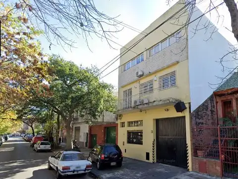 Oficinas, depósitos y talleres, en lote propio. Cuenta con Garage