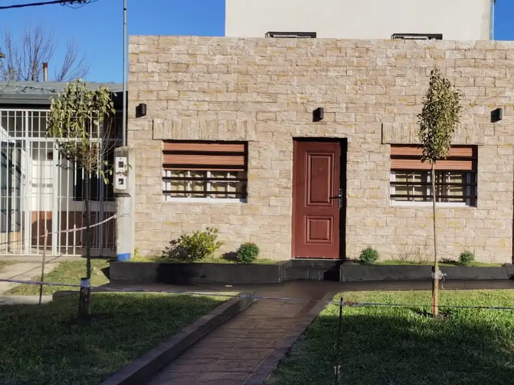 VENDO HERMOSA CASA MODERNA CON PILETA EN CONCEPCION DEL URUGUAY, ENTRE RIOS