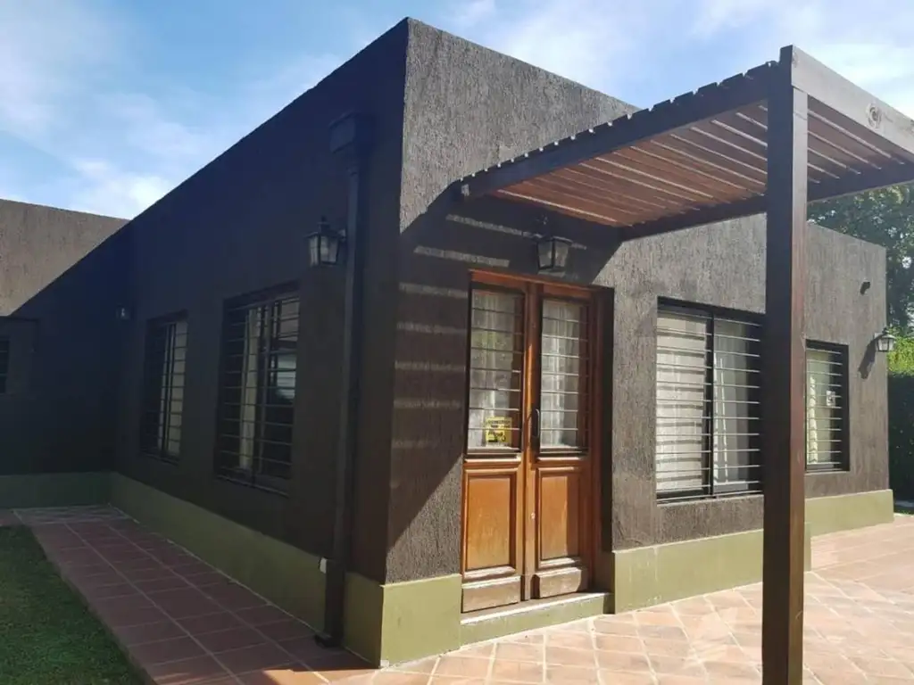 VENTA CASA 4 AMBIENTES CON PARQUE Y PILETA PILAR