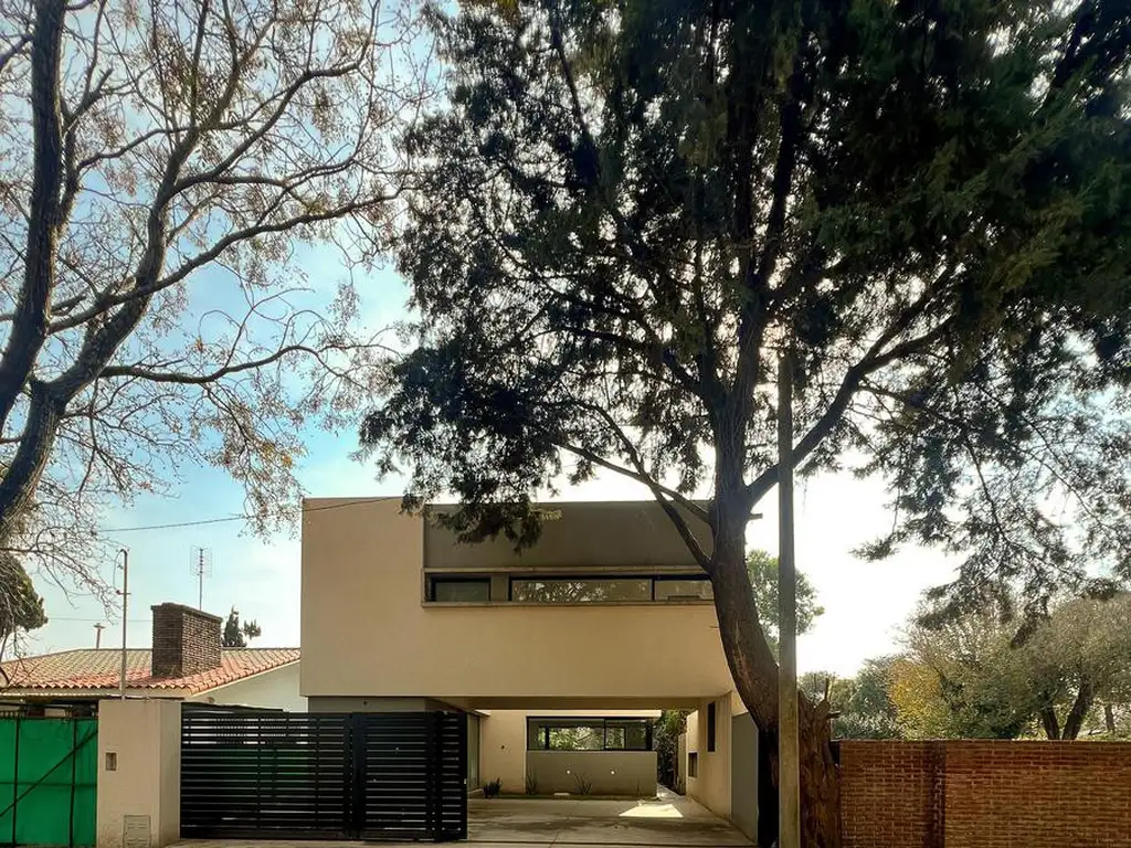 Casa 3 Hab, 4 baños, Araoz 1856 - Funes.