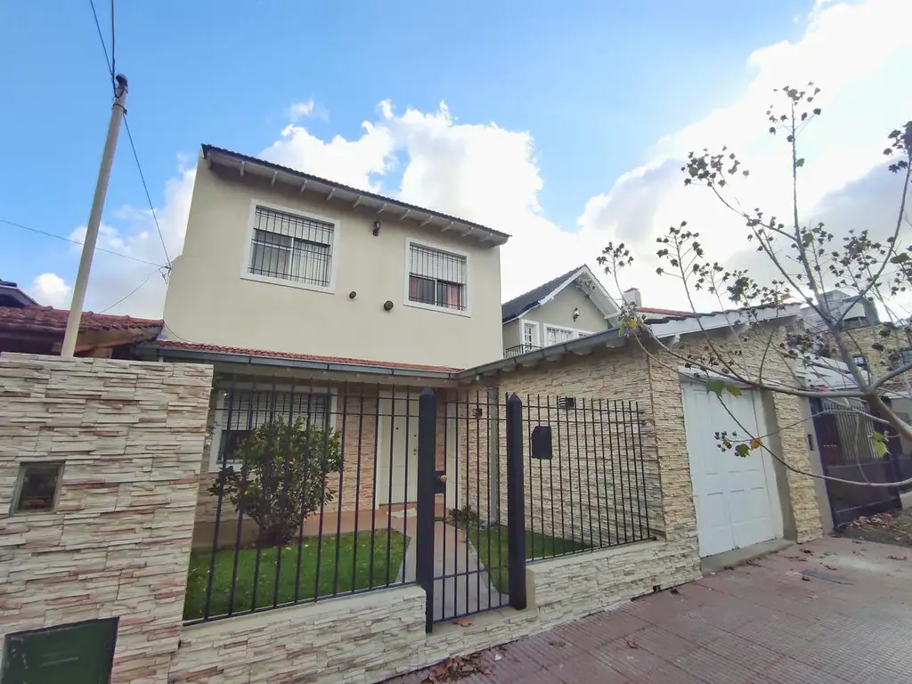 Excelente casa en venta de 6 ambientes con gran JARDIN en BECCAR