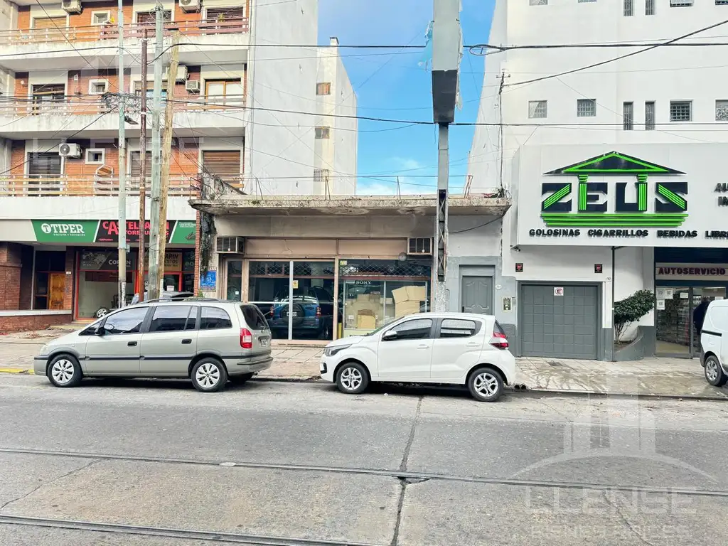 Local comercial de 375m2 en Av Hipolito Yrigoyen 777 - Quilmes centro