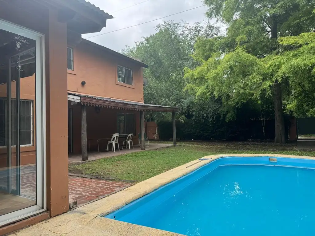 Venta casa 4 Amb. c/pileta V. Udaondo, Parque Leloir, Ituzaingo