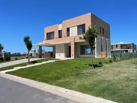 Hermosa casa en venta en Puertos del Lago