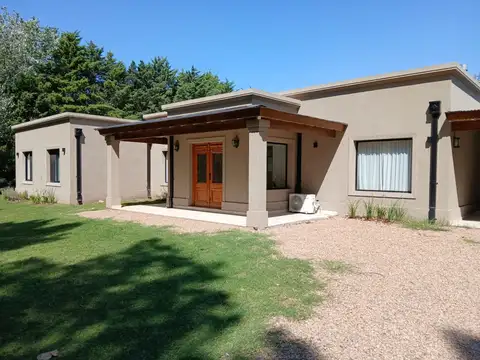 CASA EN VENTA EN B° PRIVADO SOLAR DE CAPILLA, EX. DE LA CRUZ