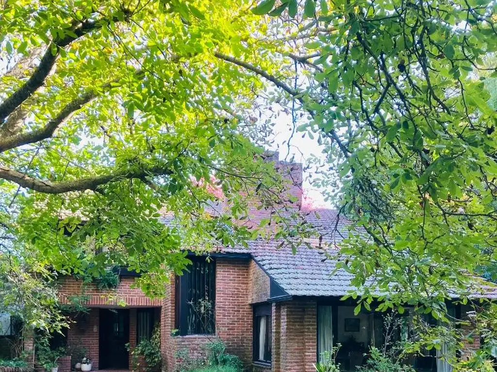 CASA EN EL CORAZON DE LA FLORIDA SOBRE GRAN LOTE DE 1588M2