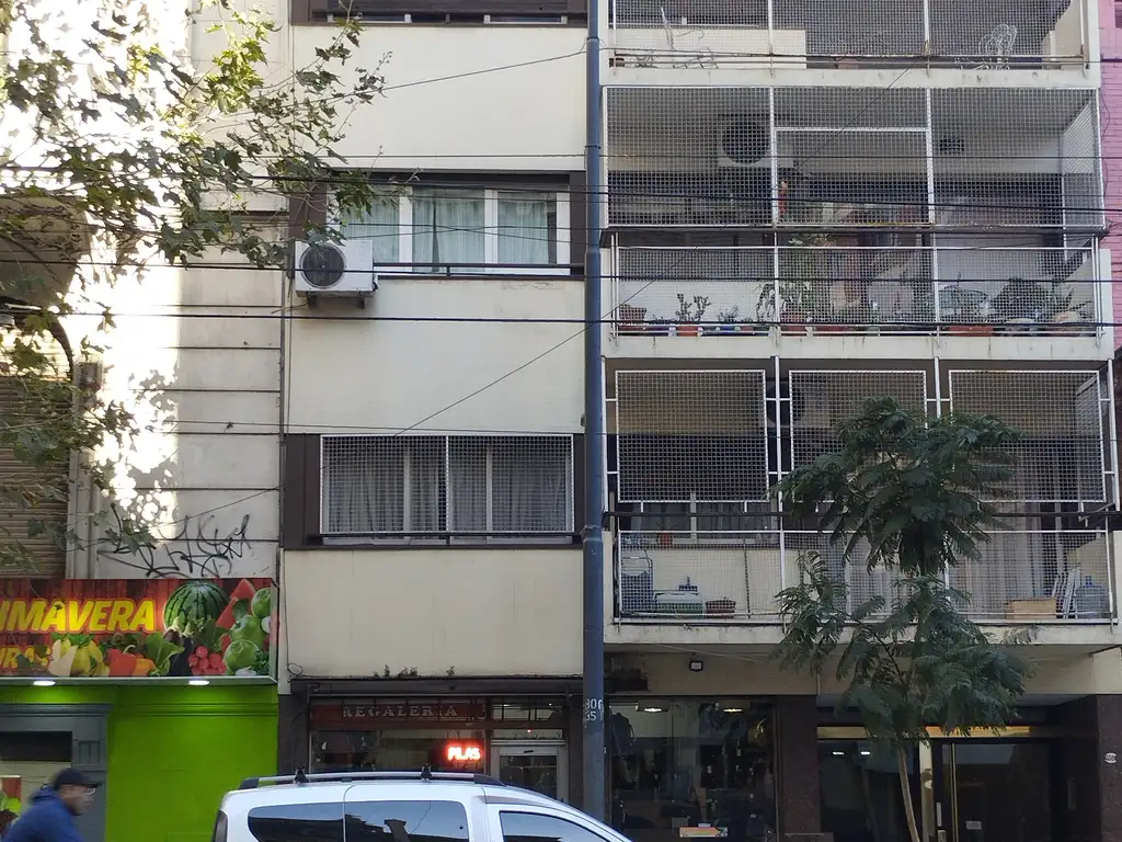 Almagro: 3 ambientes contrafrente, con balcon Rivadavia y Maza.