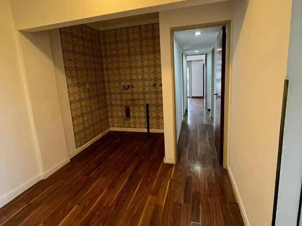 DEPARTAMENTO EN VENTA DE 3 HAB, SOBRE AVENIDA PRINCIPAL.