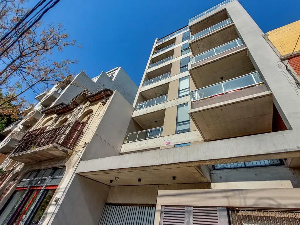 Venta de 2 Ambientes con balcon terraza - cochera - Parque Chas