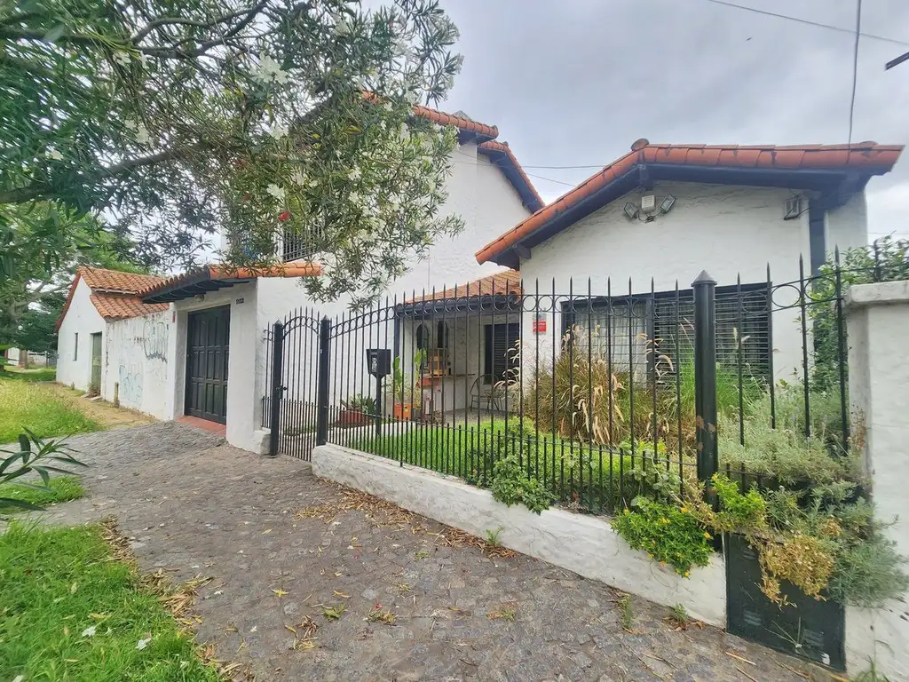 Casa 5 ambientes Venta Villa Centenario con Pileta