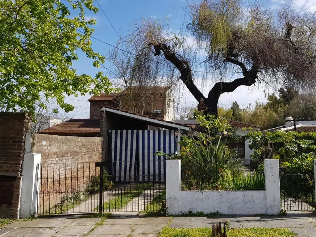 Casa de 4 ambientes con gran jardín al frente. A reciclar