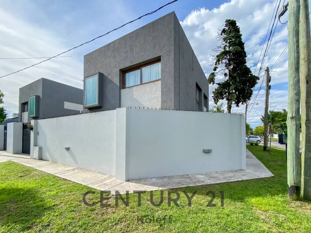 EXCLUSIVA CASA EN MANUEL B. GONNET-PARQUE PILETA-  ALQUILER