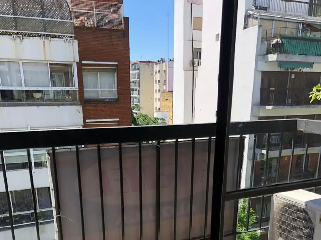 Muy lindo monoambiente al frente con balcón. Aire acondicionado