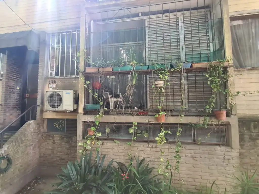 EN VENTA DEPTO DE 3 AMBIENTES 1ER PISO 1/2  AL CONTRA FRENTE, VISTA AL JARDÍN INTERNO - FICHA 8863