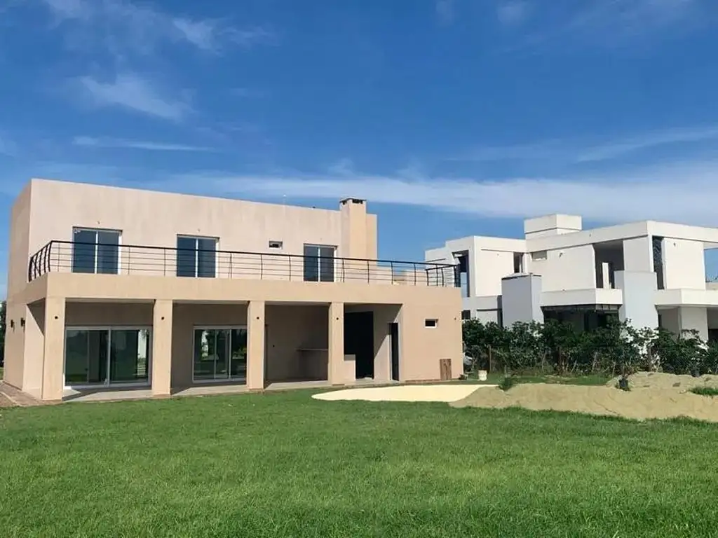 Casa de 4 ambientes en venta en Club de Campo Santa Rita. Canning- San Vicente.