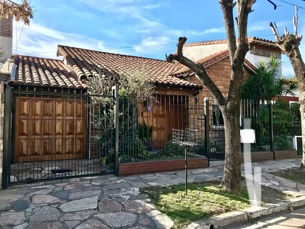 CASA EN VENTA 4 AMB HURLINGHAM APTA CRÉDITO