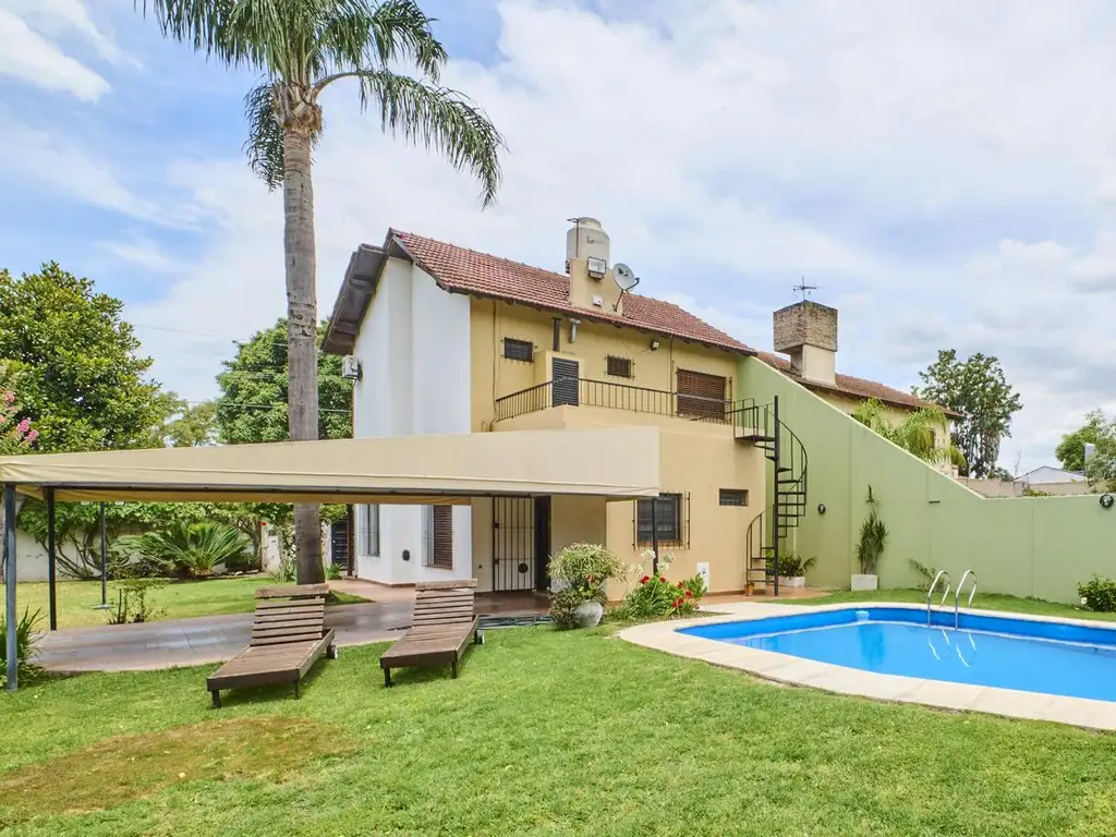 Venta Casa 4 ambientes con piscina en Hurlingham.