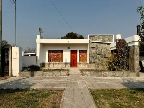 CASA frente a la plaza en Las Garzas (Santa Fe)