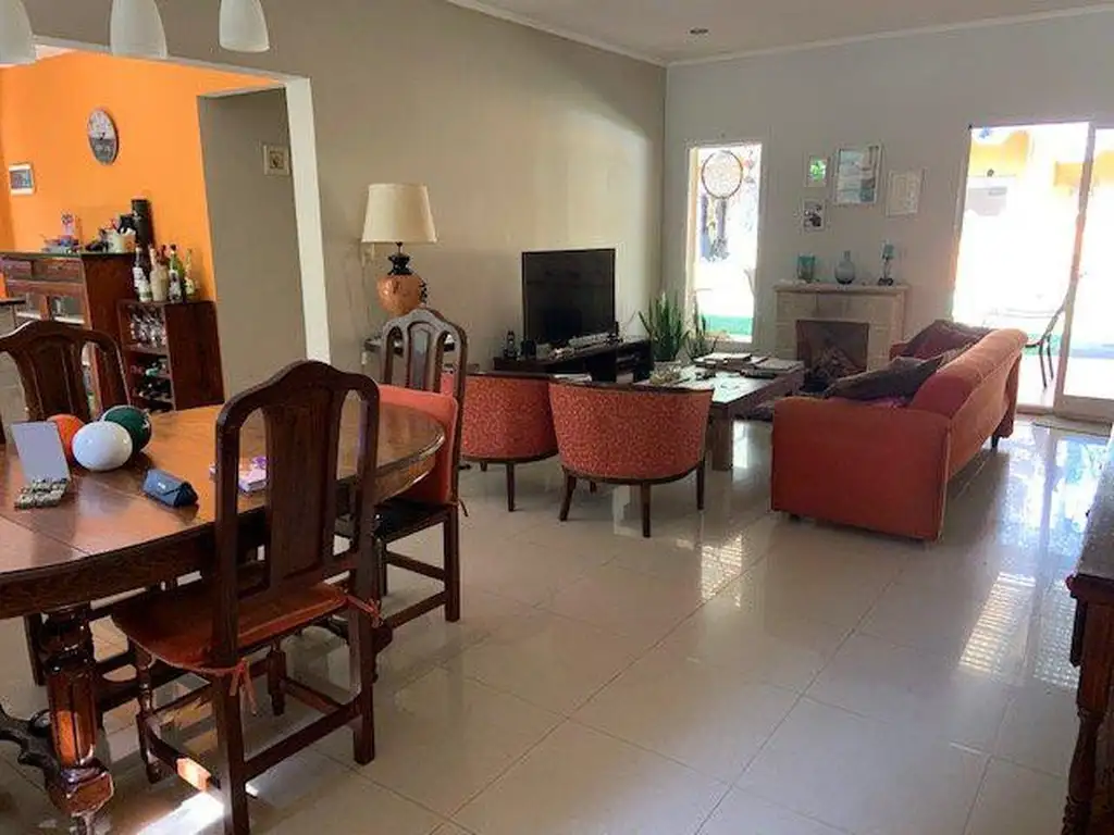 Casa en venta - 3 Dormitorios 2 Baños - Cocheras - 650Mts2 - El Carmencito, Hudson