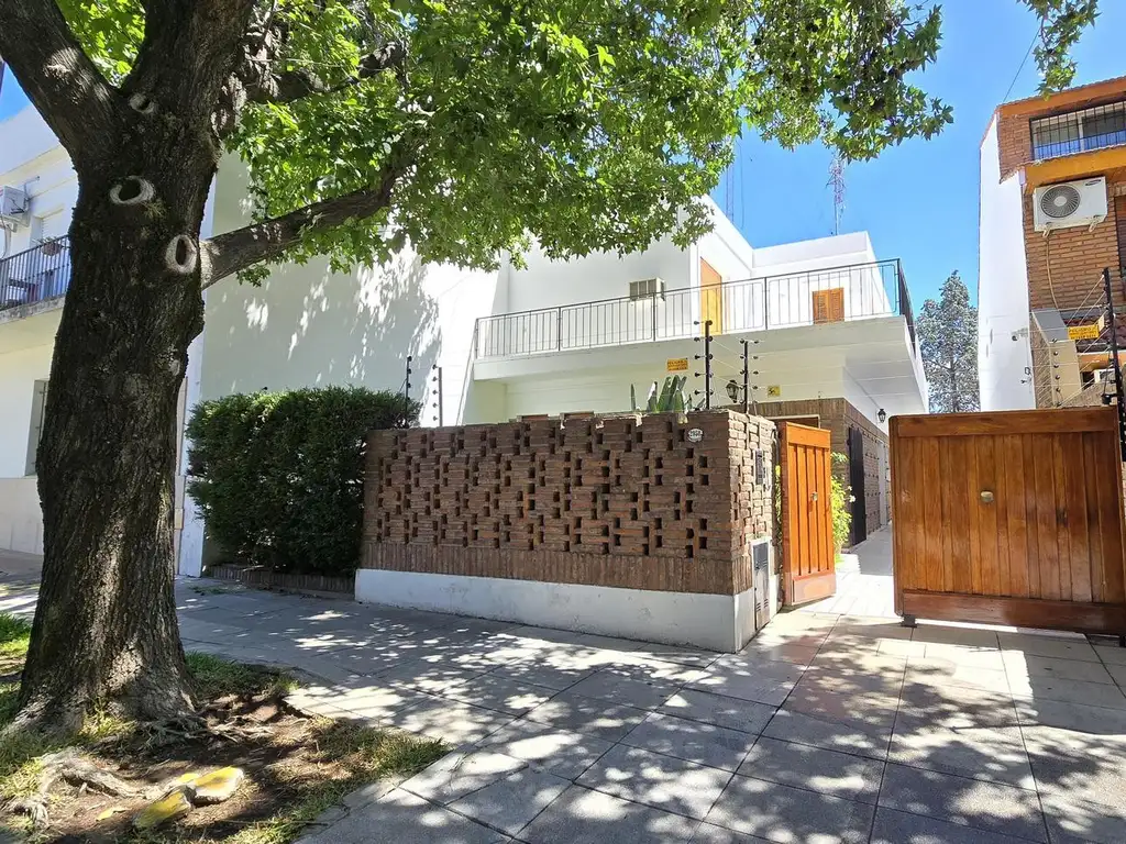 SOLIDA Y AMPLIA CASA DE 5 AMBIENTES EN VENTA CON JARDIN, PILETA Y TERRAZA. OLIVOS