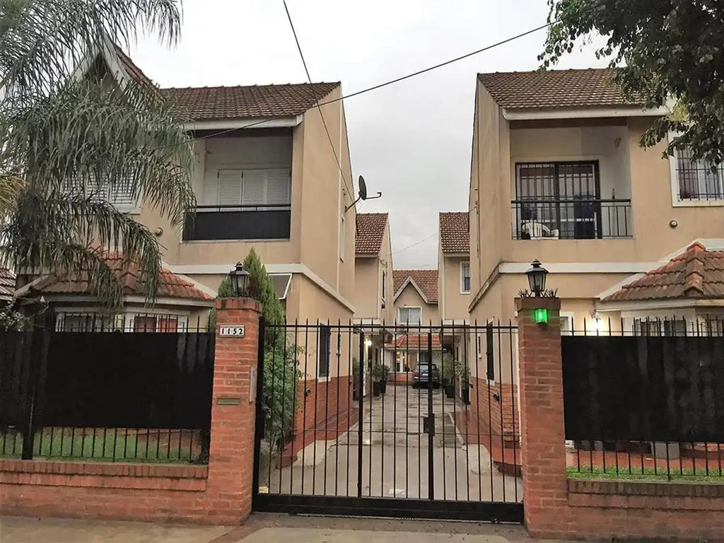 EXCELENTE DUPLEX EN VENTA  A MTS DE PLAZA BROWN, ADROGUE