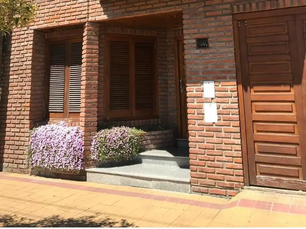 Casa en venta - 4 Dormitorios 4 Baños - 234Mts2 - La Plata