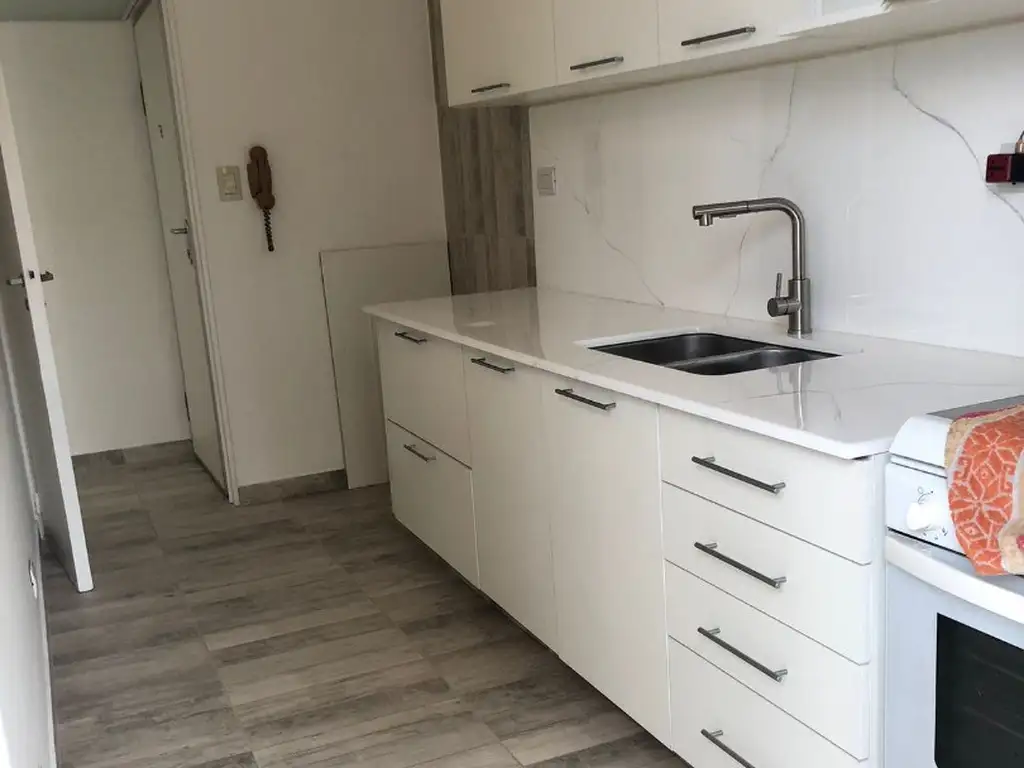 EXC DEPARTAMENTO 2 AMB   REFACCIONCONADO A NUEVO -COHERA CUBIERTA. INMEJORABLE UBICACION. BALCON