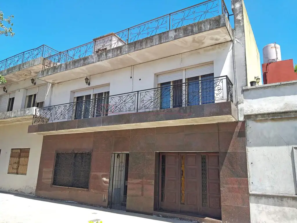 Venta Casa Lote Propio en Esquina 7 Ambientes con  Parque Avellaneda