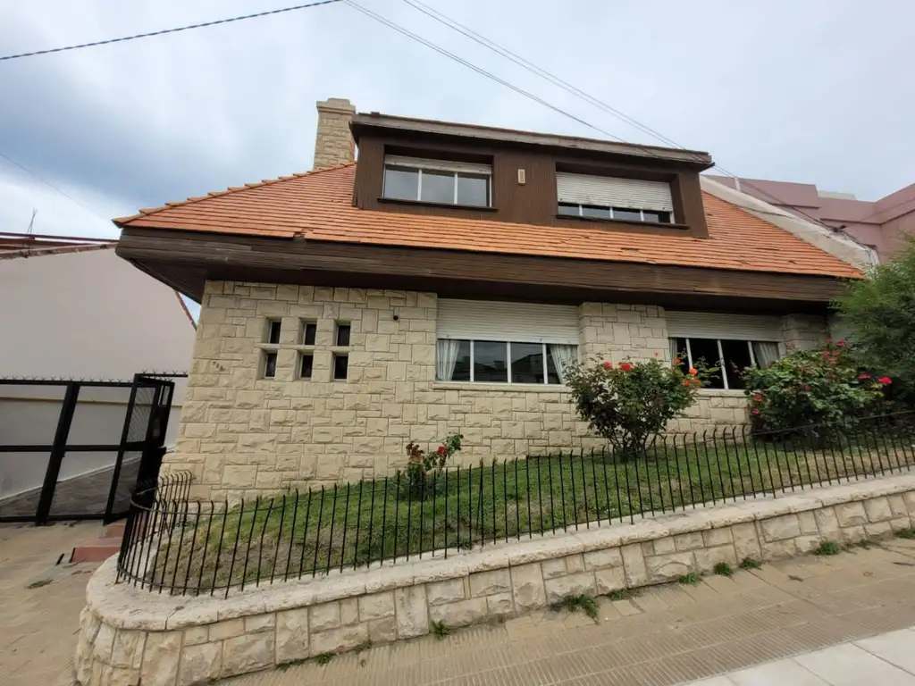 VENTA CASA TIPO CHALET CENTRICA EN COMODORO RIVADAVIA