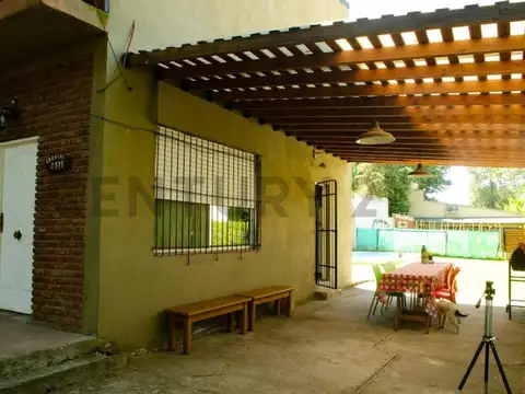 Casa de diseño moderno con pileta y amplio espacio verde en Tortuguitas.