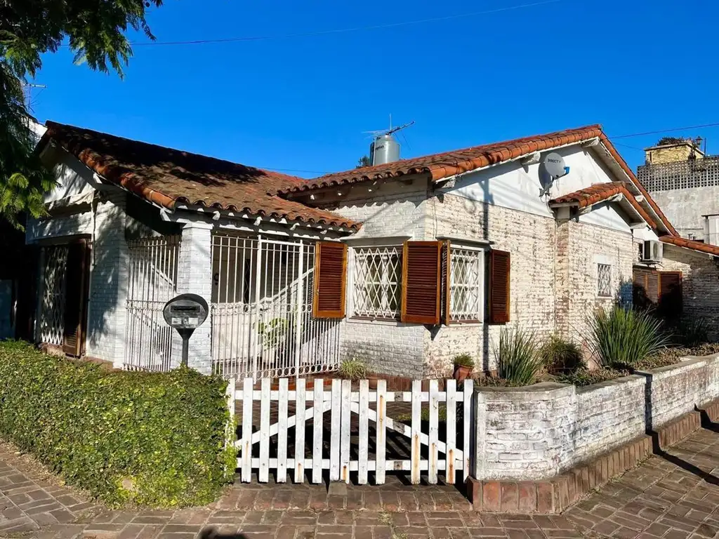 Chalet en esquina de Castelar Norte