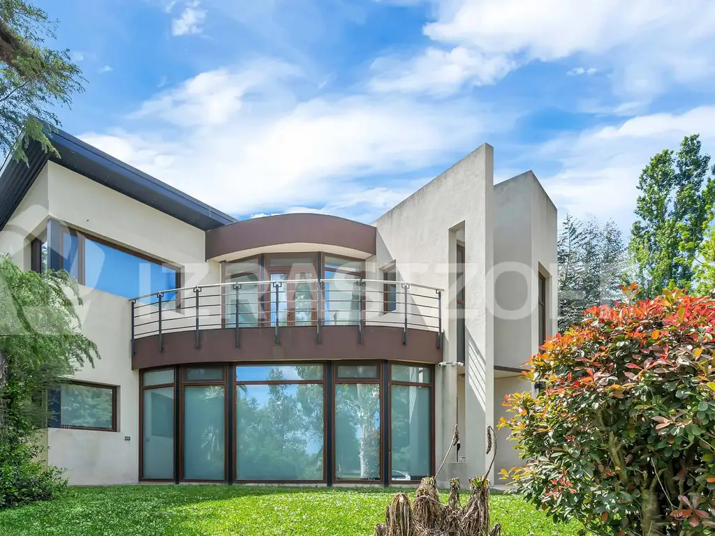 Casa en venta con impresionante vista al golf en CC Larena, Pilar.