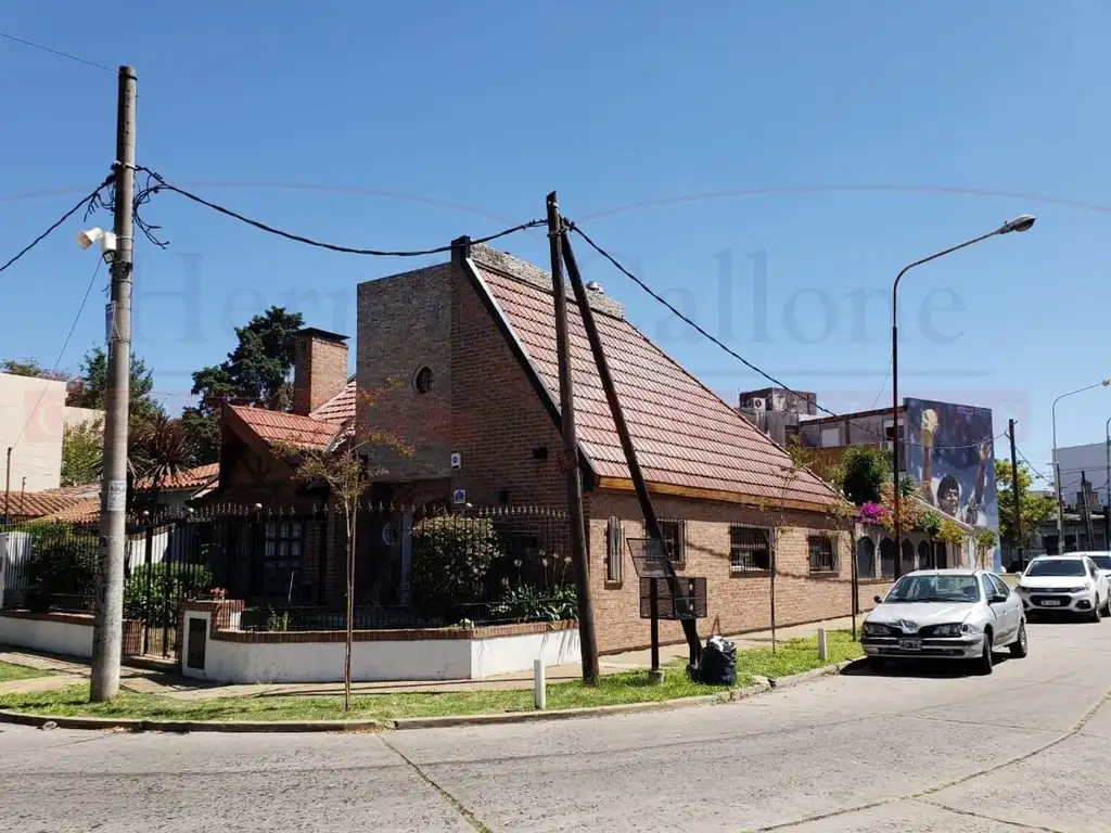 EXCELENTE CASA 5 AMBIENTES CON PISCINA, QUINCHO Y COCHERA