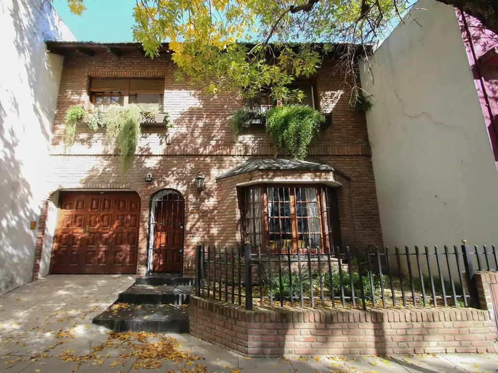 En venta casa de 6 amb con 2 cocheras en Coghlan