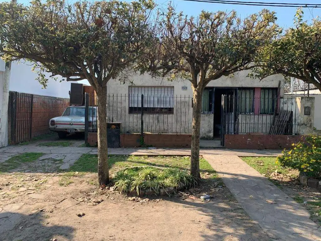 Casa en venta - 1 dormitorio 1 baño - Cochera - 400mts2 - Los Hornos, La Plata