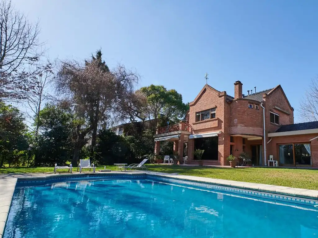 Venta Casa  de 5 ambientes  en Club de Campo Hacoaj Tigre con Amplio jardín Lote y medio