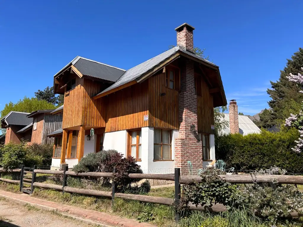 FINA PATAGONIA. Casa en venta de 2 dormitorios c/ cochera en San Martin de los Andes