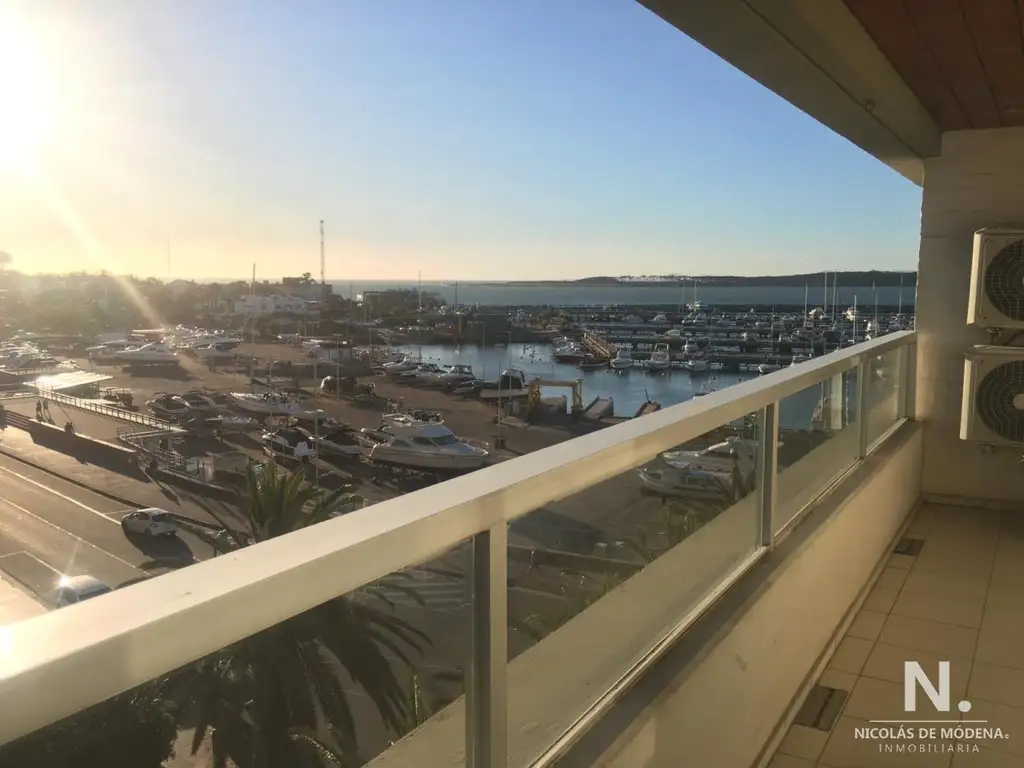 Apartamento en venta con vista al puerto