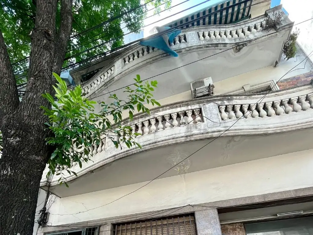 Departamento de 3 ambientes en el barrio de Flores. Primer piso por escalera.