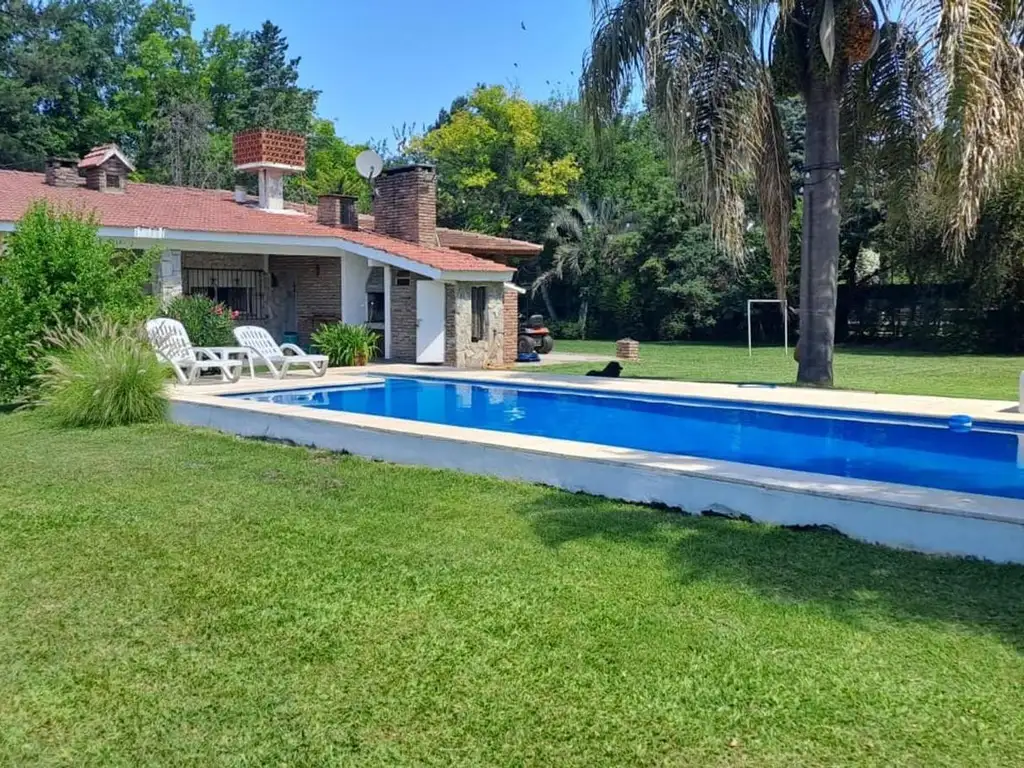 VENTA CASA DE TRES DORMITORIOS EN ROLDAN, PILETA Y GRAN PARQUE
